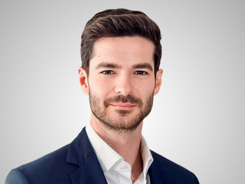 Arturo Santos headshot